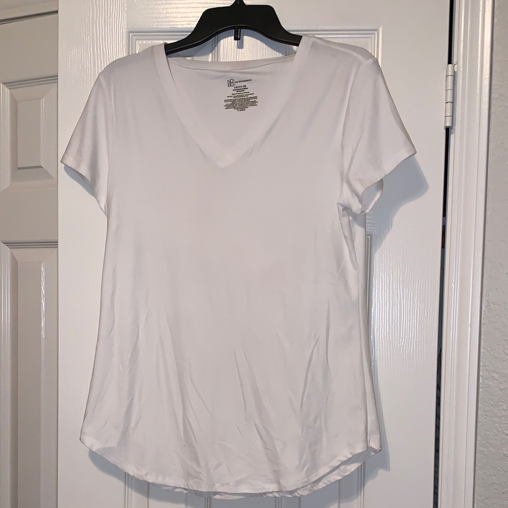 No Boundaries White V-Neck Short Sleeve Top